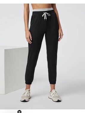 Vuori Halo Warm-Up Black Joggers with Contrast Gray Waistband